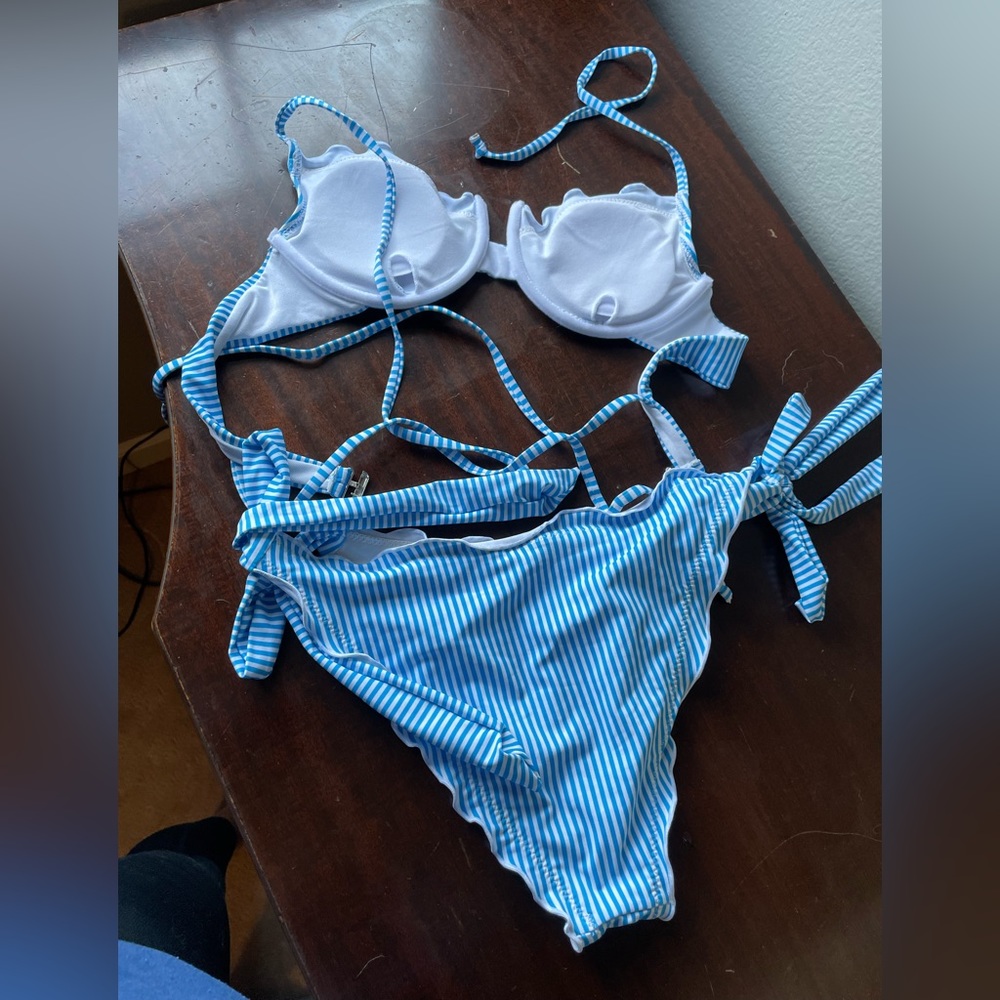 Bikini - Picture 2 of 2